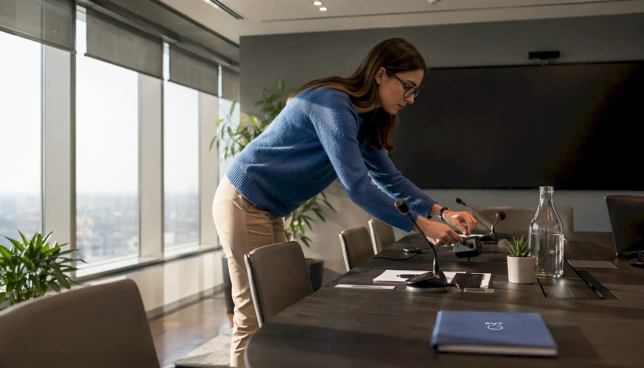 Conference Room Showcase Features for Hybrid Teams
