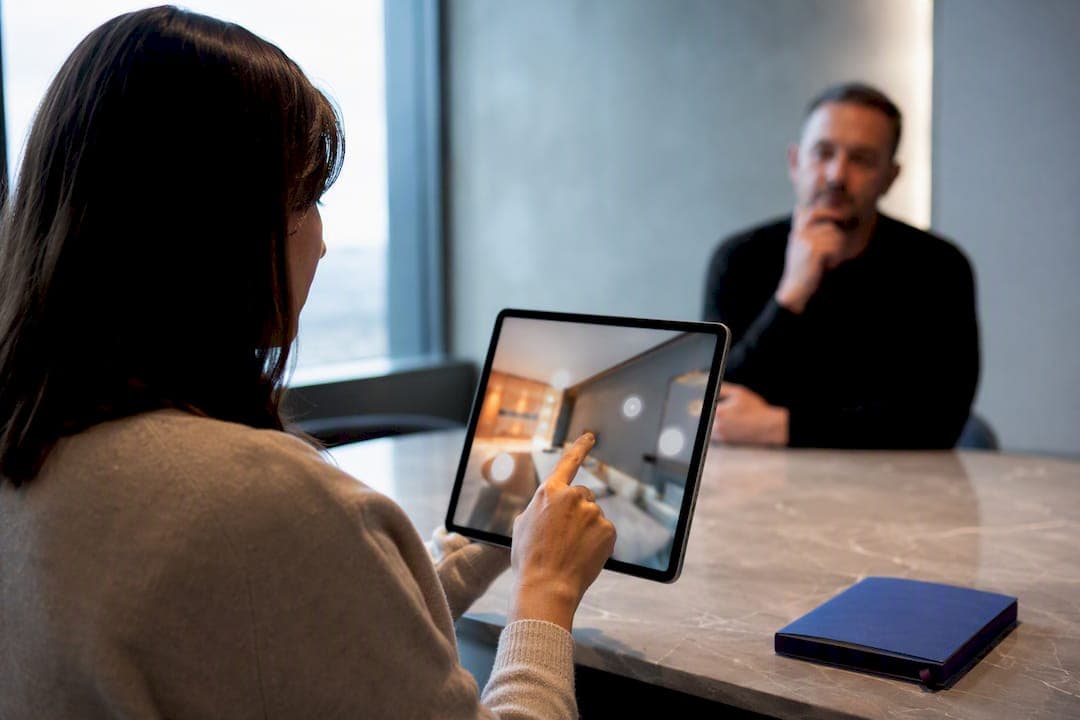 Virtual Tour Feedback That Fixes UX: 5–8 Interviews, 10–12 Q Survey